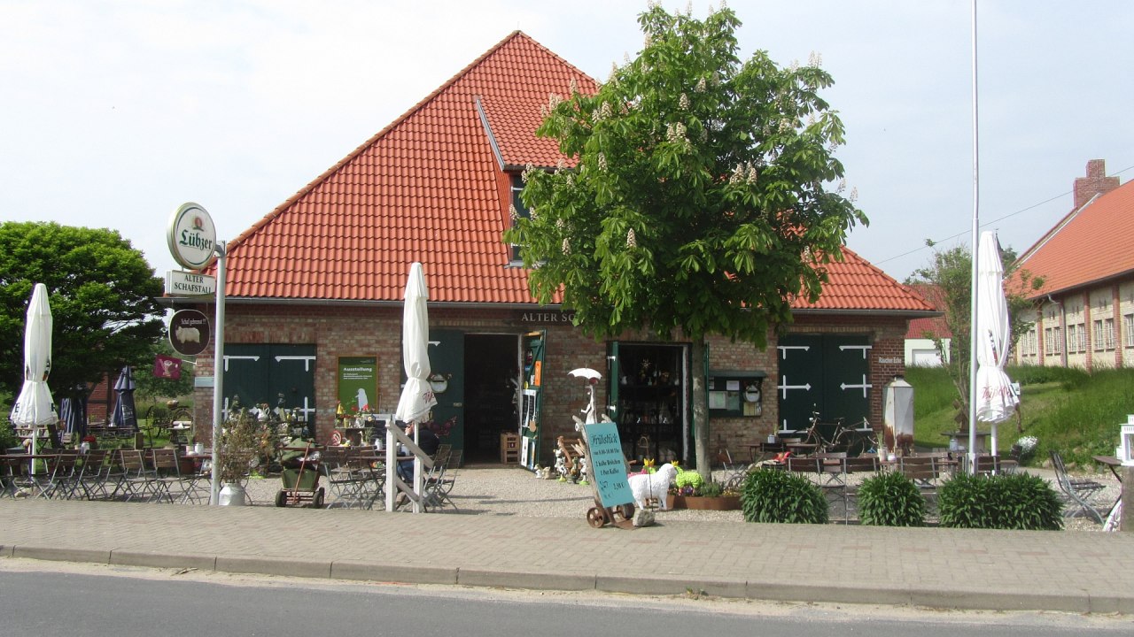 Widok z zewnątrz starej owczarni w Basedow - kawiarnia z małą wystawą // © G. Marin-Ziegler Widok z zewnątrz starej owczarni w Basedow - kawiarnia z małą wystawą // © G. Marin-Ziegler