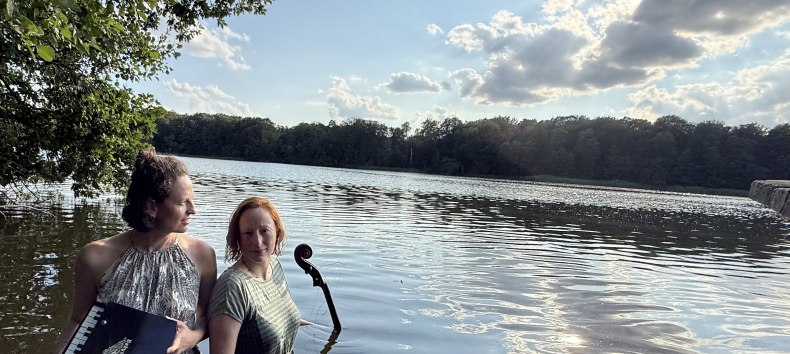 Sonja Lena Schmid und Anne von Twardowski, Gründerinnen von "Rauschen am See", am Neuenkirchener See // © Mohrmann Sonja Lena Schmid und Anne von Twardowski, Gründerinnen von "Rauschen am See", am Neuenkirchener See // © Mohrmann