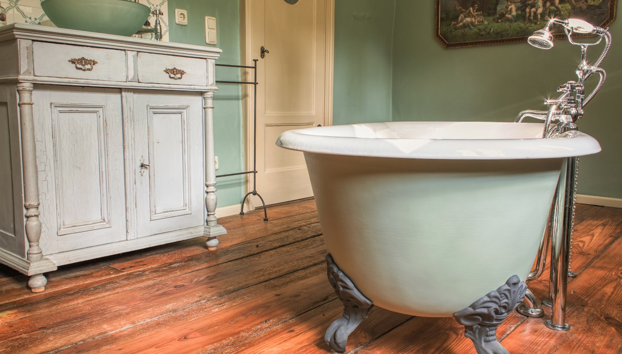 Cast iron bathtub in Below manor house, © DOMUSImages Cast iron bathtub in Below manor house, © DOMUSImages