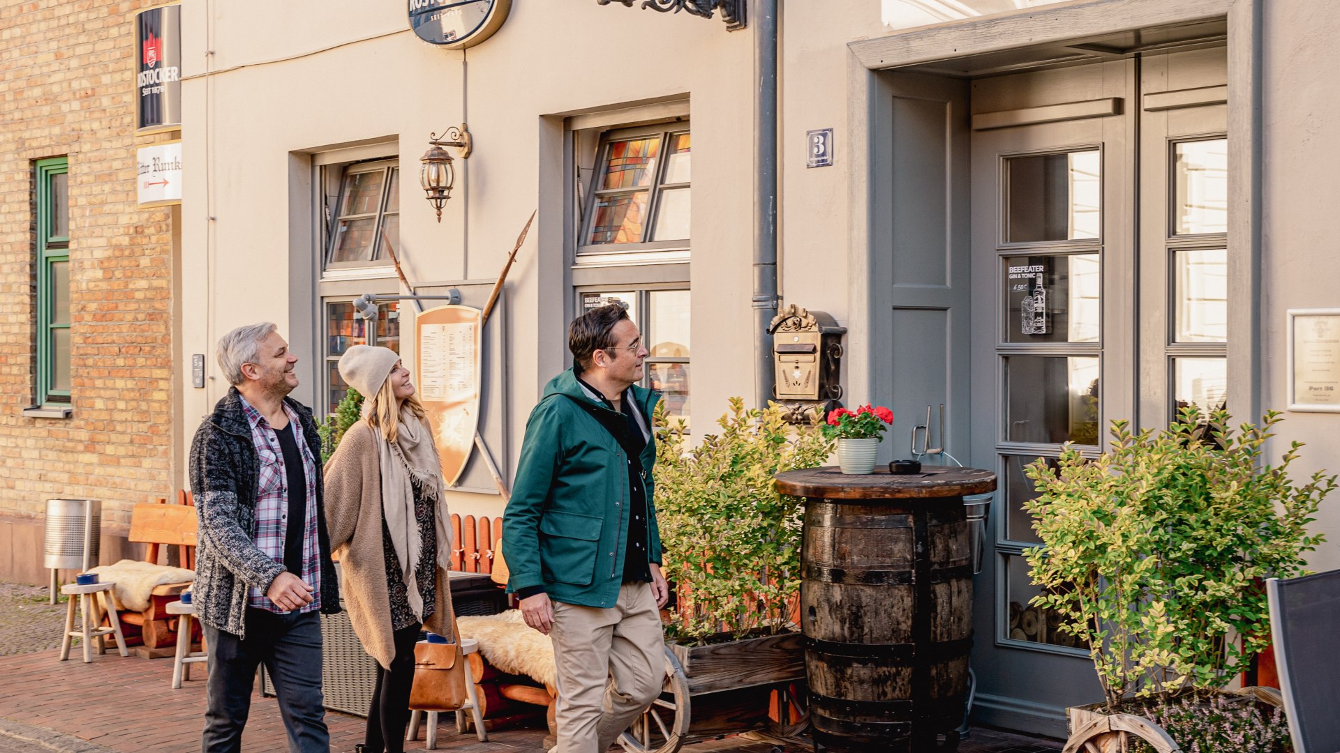 Groep voor de ingang van restaurant Ritter Runkel in Rostock met zijn vakwerkgevel en middeleeuwse decor.