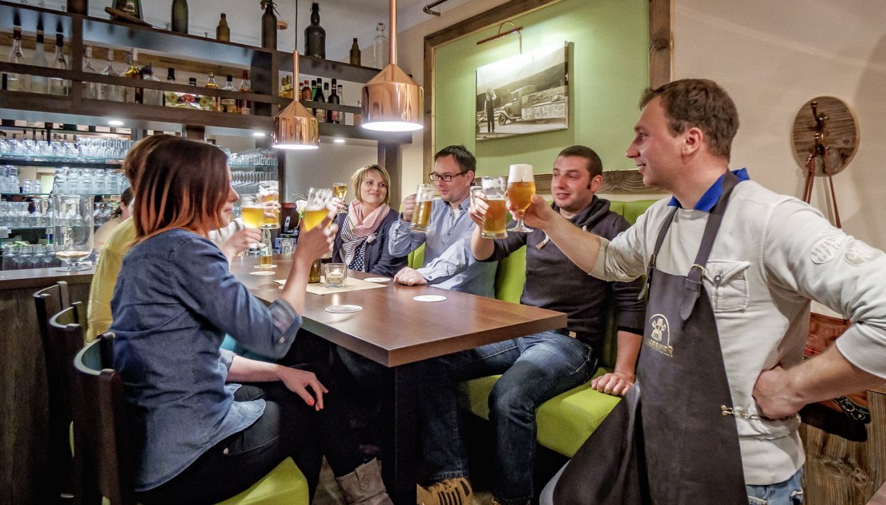 Tevreden gasten zijn de beloning van de brouwer., © Darßer BRAUHAUS