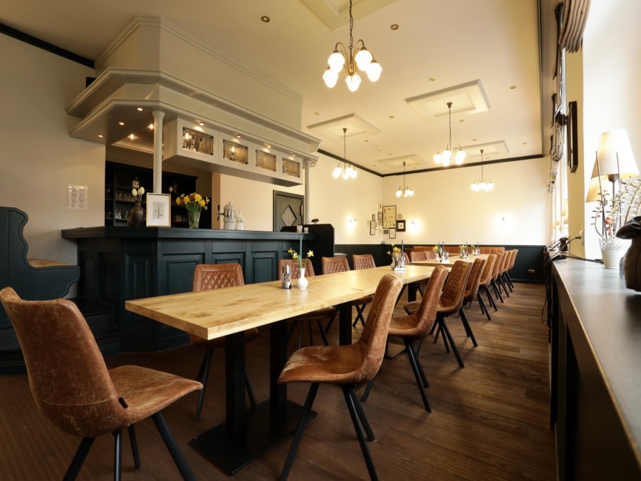 Enjoying meals together. At long tables., © Lieblingsplatz Hotels mbH Enjoying meals together. At long tables., © Lieblingsplatz Hotels mbH