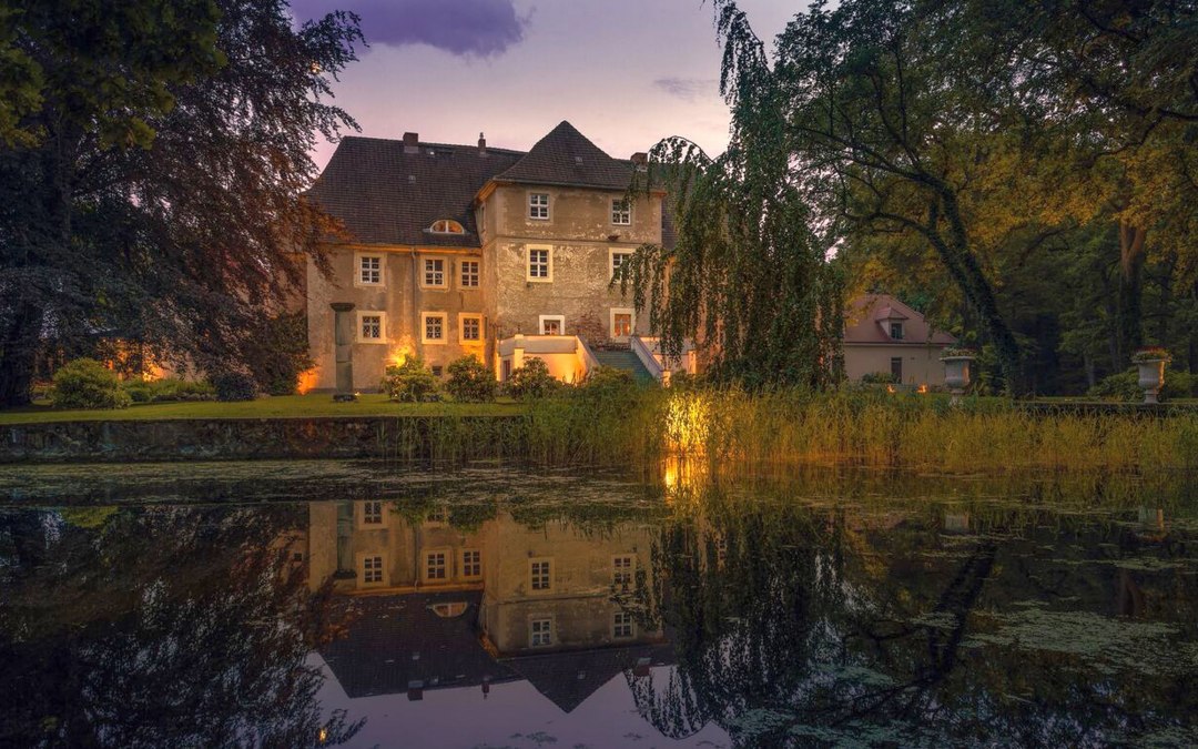 Mellenthin moated castle at dusk, © Wasserschloss Mellenthin