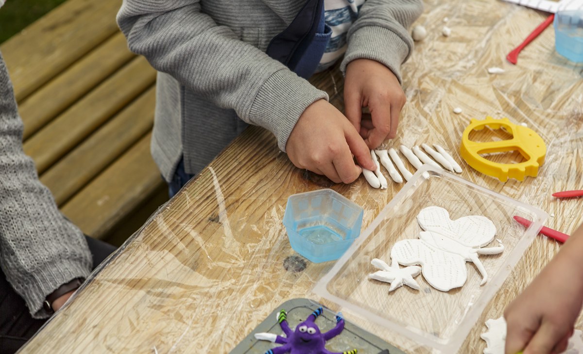 Garncarstwo z dziećmi w wiosce artyst&oacute;w Ahrenshoop, &copy; Kurverwaltung Ahrenshoop &middot; Foto voigt&kranz UG, Prerow