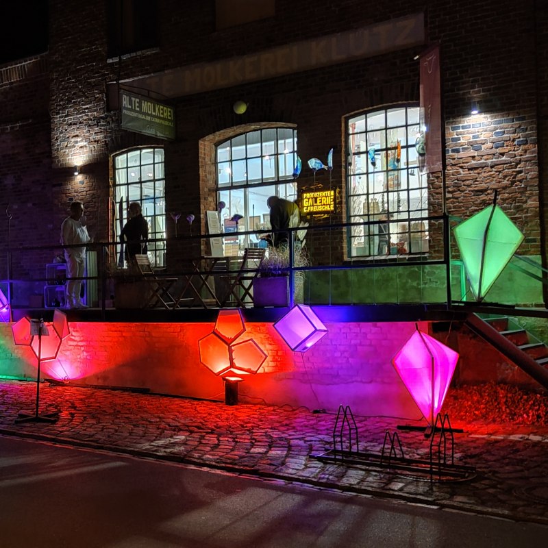 Lichtinstallaties in de oude zuivelfabriek in Kl&uuml;tz // &copy; Janos Freuschle