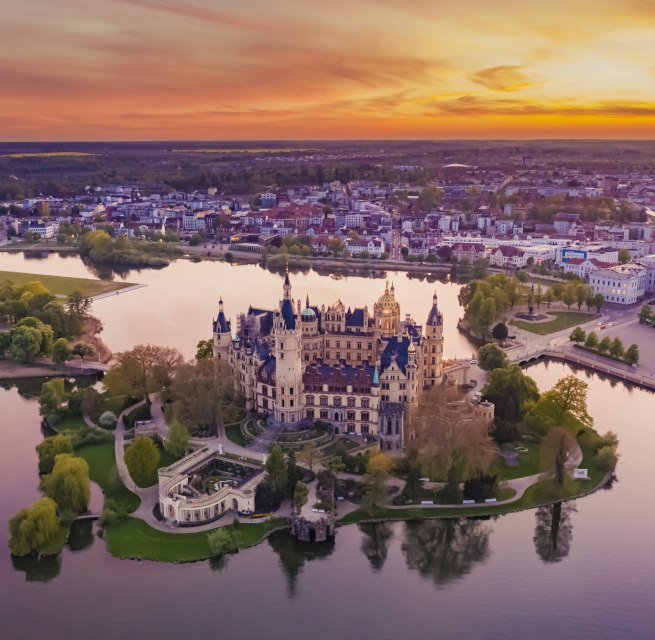 Traumhafte Lage: Schloss Scherin auf einer kleinen Insel im Schweriner See // © SSGK MV / Timm Allrich Traumhafte Lage: Schloss Scherin auf einer kleinen Insel im Schweriner See // © SSGK MV / Timm Allrich
