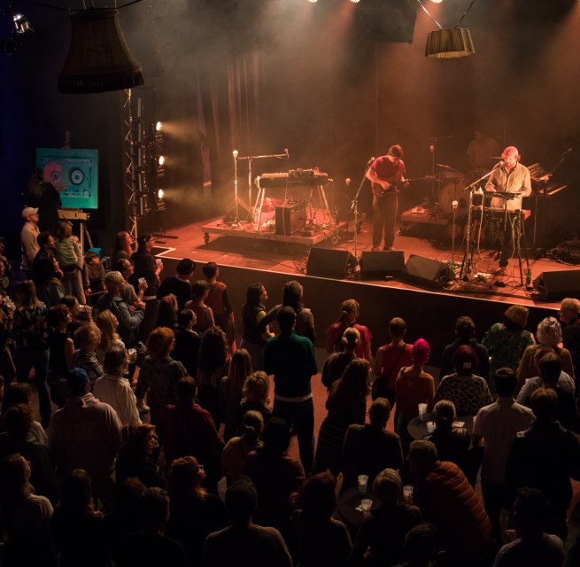 Full hall at the concert night during Studio am See 2025. // © Simon Voigt Full hall at the concert night during Studio am See 2025. // © Simon Voigt