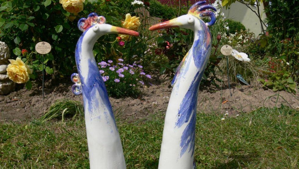 Kraanvogels van keramiek in de rozentuin, © Rosentau-Keramik/Rehfeld