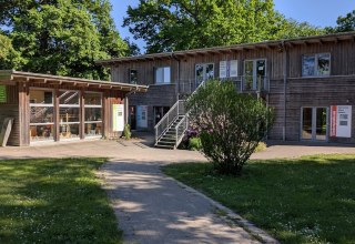 as Kreativzentrum ist das Herzstück unseres Campingplatzes. Der Gebäudekomplex beherbergt unsere Kerzenzieherei, eine Töpferei, einen Yogaraum, die Spielbude, ein Fitnessstudio und eine Sauna auf zwei Etagen. Vor dem Gebäude befindet sich ein kleiner Platz mit viel Grünfläche auf dem wir gerne einige Feste veranstalten und auch unsere mobilen Hofläden Halt machen und regionale Produkte an unsere Gäste verkaufen. // © Carla Pommerehne / Campingplatz Seehof GmbH as Kreativzentrum ist das Herzstück unseres Campingplatzes. Der Gebäudekomplex beherbergt unsere Kerzenzieherei, eine Töpferei, einen Yogaraum, die Spielbude, ein Fitnessstudio und eine Sauna auf zwei Etagen. Vor dem Gebäude befindet sich ein kleiner Platz mit viel Grünfläche auf dem wir gerne einige Feste veranstalten und auch unsere mobilen Hofläden Halt machen und regionale Produkte an unsere Gäste verkaufen. // © Carla Pommerehne / Campingplatz Seehof GmbH