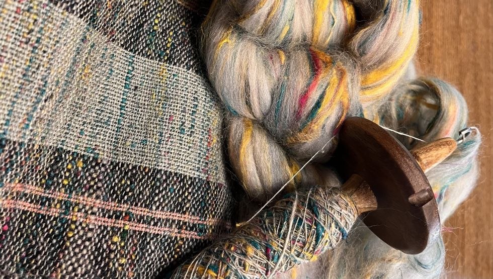 Hand spindle. The yarn is a blend of marino and recycled sari silk, © Doreen-Cathrin Dahms-Lehmann