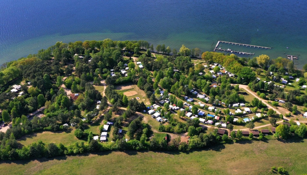 Naturcamping Zwei Gezien op een schiereiland aan het Plau meer met een eigen jachthaven voor kampeerders met motor-/zeilboten, © ZweiSeen.de Naturcamping Zwei Gezien op een schiereiland aan het Plau meer met een eigen jachthaven voor kampeerders met motor-/zeilboten, © ZweiSeen.de
