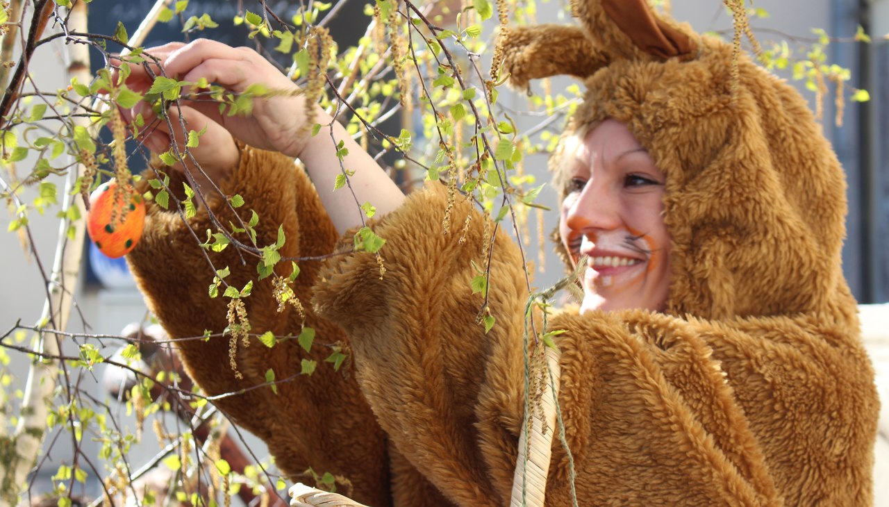 Easter tree decorating, © TZRW Easter tree decorating, © TZRW