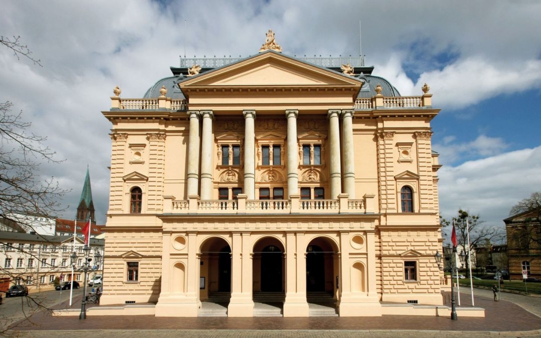 Uitzicht op het historische gebouw van het Mecklenburg Staatstheater in Mecklenburg-Schwerin., © Mecklenburgisches Staatstheater