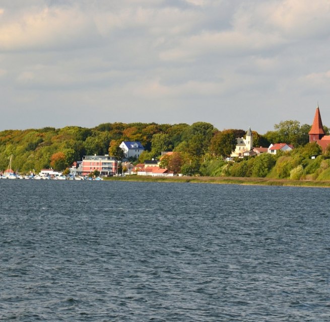 View of Altefähr with St. Nikolai church // © Tourismuszentrale Rügen View of Altefähr with St. Nikolai church // © Tourismuszentrale Rügen