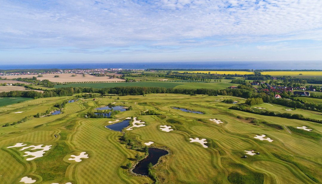 Golfresort Wittenbeck vanuit de lucht in de zon