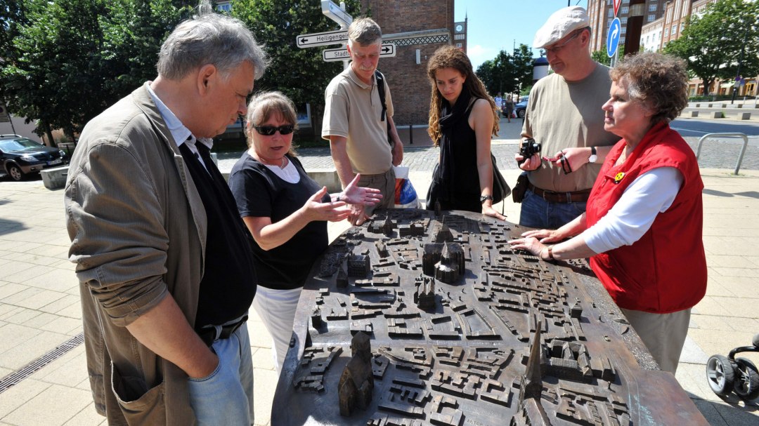The tactile model of Rostock's old town provides good orientation for the blind and visually impaired., © TZRW/Joachim Kloock The tactile model of Rostock's old town provides good orientation for the blind and visually impaired., © TZRW/Joachim Kloock