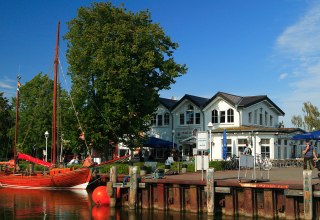 Maritimes Flair am idyllischen Hafen Zingst. // © Uwe_Engler Maritimes Flair am idyllischen Hafen Zingst. // © Uwe_Engler