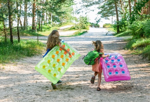 Oostzee met luchtbedden: Josi en Luna op het strand van Usedom. // © MV-T/Tiemann Oostzee met luchtbedden: Josi en Luna op het strand van Usedom.