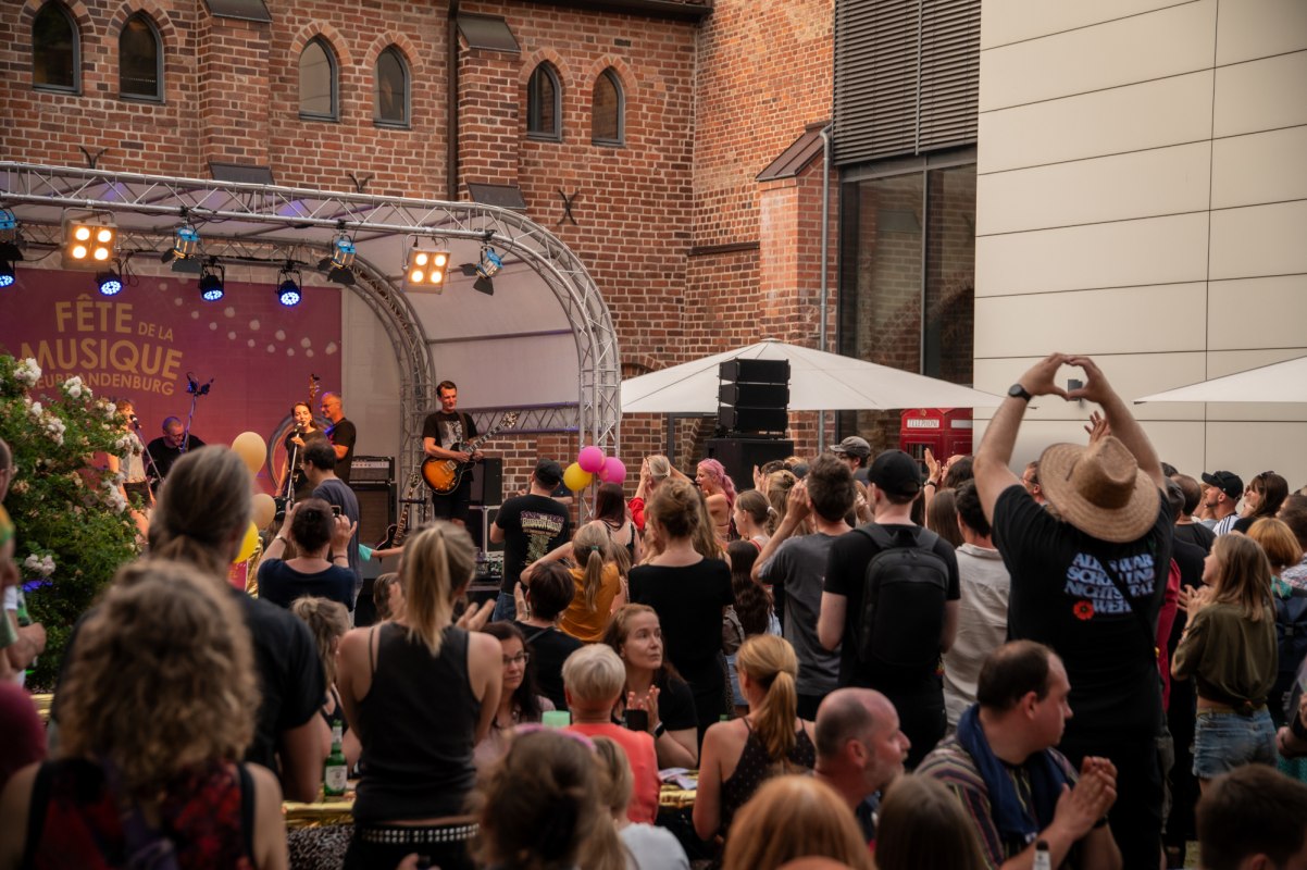 Tijdens het F&ecirc;te de la Musique worden er ook concerten gehouden op de binnenplaats van het museum. // &copy; Jessica Schuck