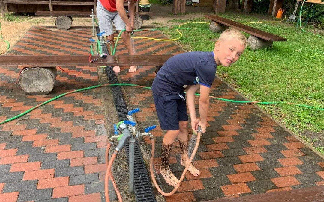 Cleaning after a successful tour of the barefoot path in Plau am See, © Kletterpark Plau am See