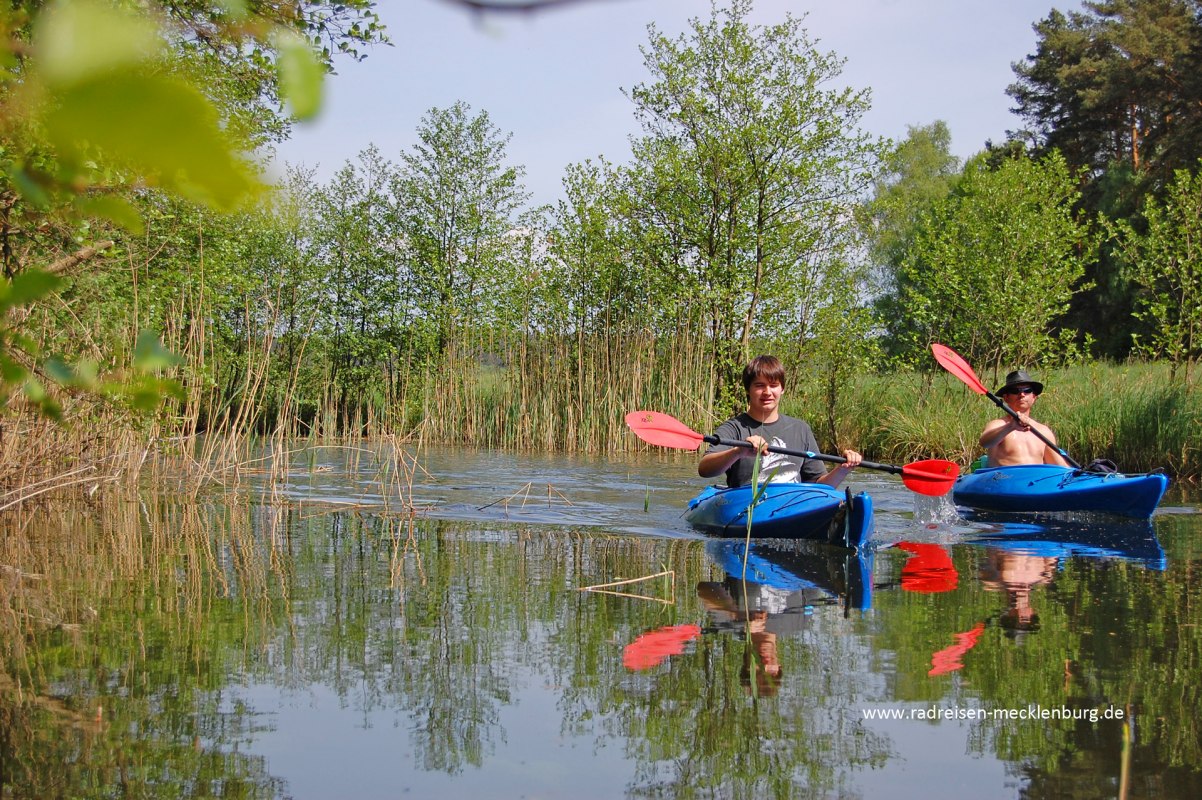 Two paddlers in kayak on the lake. // © Ralf Tetmeyer, radreisen-mecklenburg Two paddlers in kayak on the lake. // © Ralf Tetmeyer, radreisen-mecklenburg