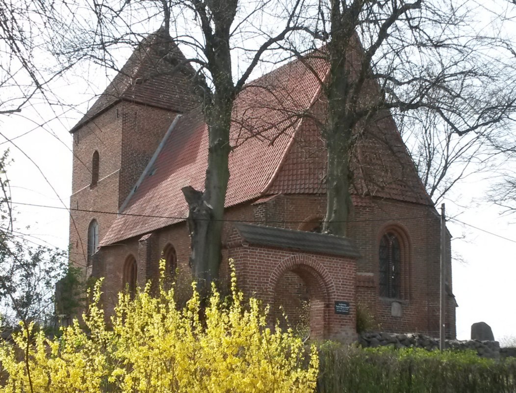 Friedrichshagen village and cycle path church // &copy; Ku