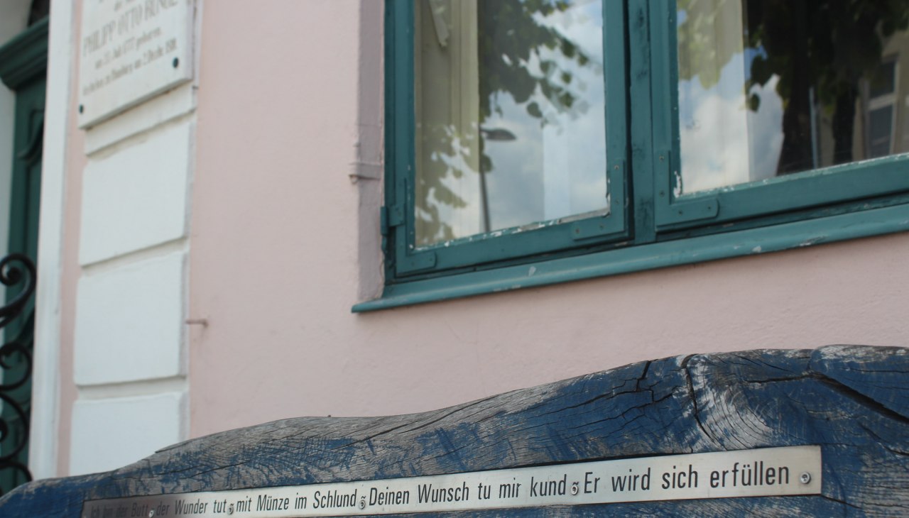 The “Märchenbank” bench outside the Runge House. Runge was the first poet of Western Pomerania who wrote down fairy tales and passed them on the Brothers Grimm, © tvv-bock