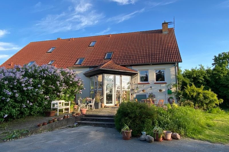 Here the guest entrance of KULTURGUTLEBEN as well as the entrance to our small store "Wunderland". // &copy; &copy; Anders Balari