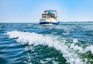 Dagen en weken doorbrengen in het merengebied van Duitsland - de Grand Tour is een route van 570 kilometer vol contrasten. Tijdens de tocht varen recreatieve schippers per woonboot door twee deelstaten en drie hoofdsteden. Voor het grootste deel van de tocht heb je geen vaarbewijs nodig en je kunt het beste met de klok mee varen., © TMV/Gänsicke