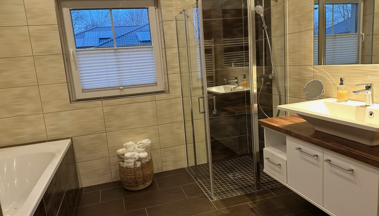 Bad-mit-Dusche, &copy; Heinz Weinert