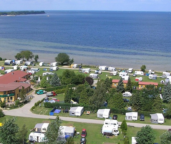 Campingplatz von oben mit Blick über die Rezeption // © Ostseecamping Ferienpark Zierow KG Campingplatz von oben mit Blick über die Rezeption // © Ostseecamping Ferienpark Zierow KG