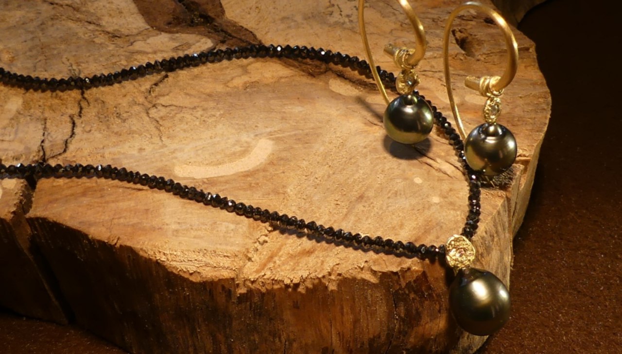 Hand forged 750 yellow gold set with Tahitian pearls and rubbed diamonds, &copy; Vivien Hellweg