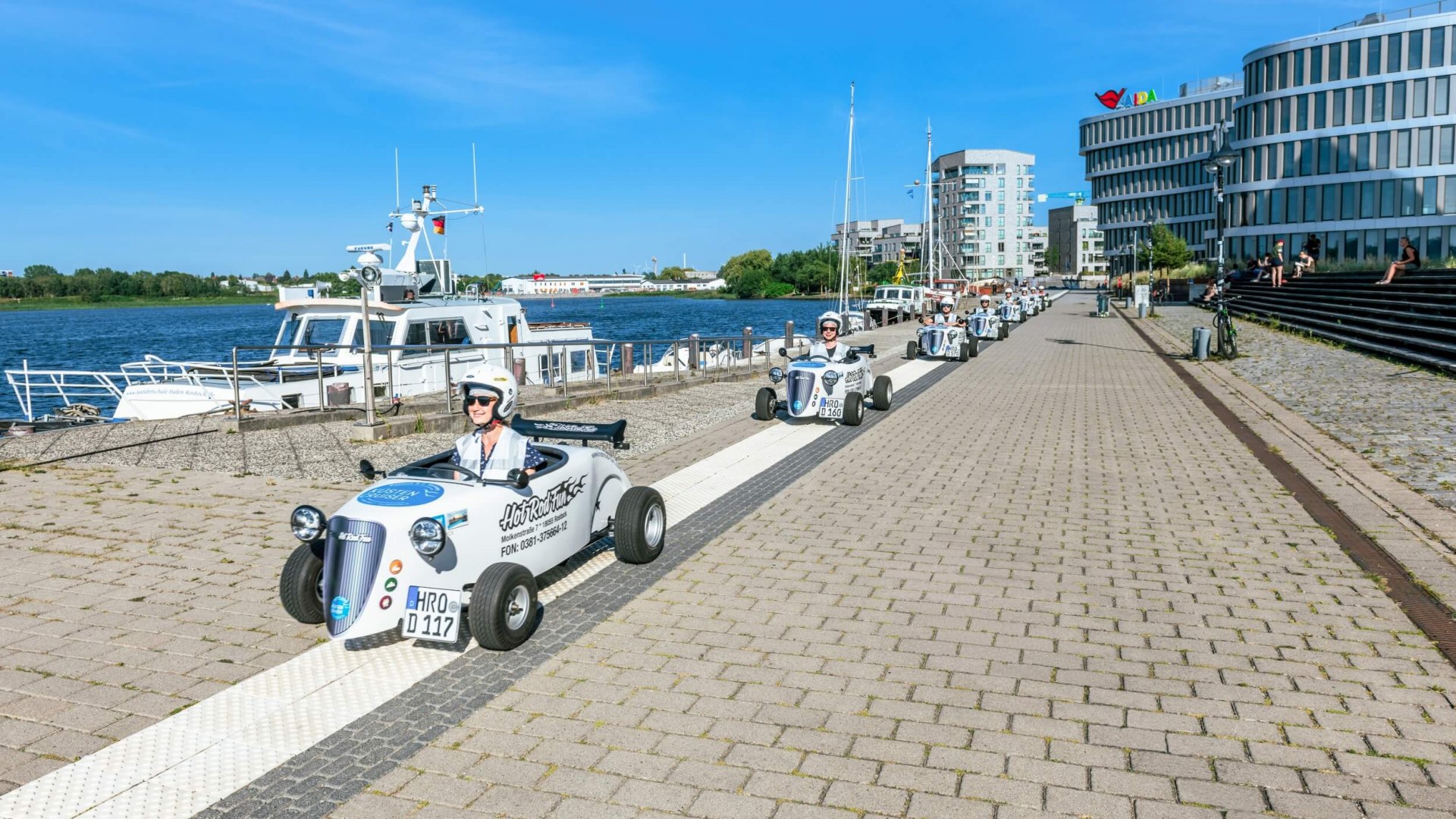 Wycieczka z "Hot Rods" zabierze Cię ze starego miasta do portu miejskiego. Ludzie patrzą! // © MV-T/Tiemann Wycieczka z "Hot Rods" zabierze Cię ze starego miasta do portu miejskiego. Ludzie patrzą! // © MV-T/Tiemann
