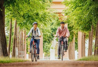 Mit dem Fahrrad unterwegs im Schlossgarten Neustrelitz // © MV-T/Tiemann Mit dem Fahrrad unterwegs im Schlossgarten Neustrelitz // © MV-T/Tiemann