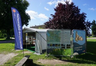 W&auml;hrend der Sanierung des Gutshauses befindet sich die Info in einem Campingwagen. // &copy; Wiebke D&ouml;bbert
