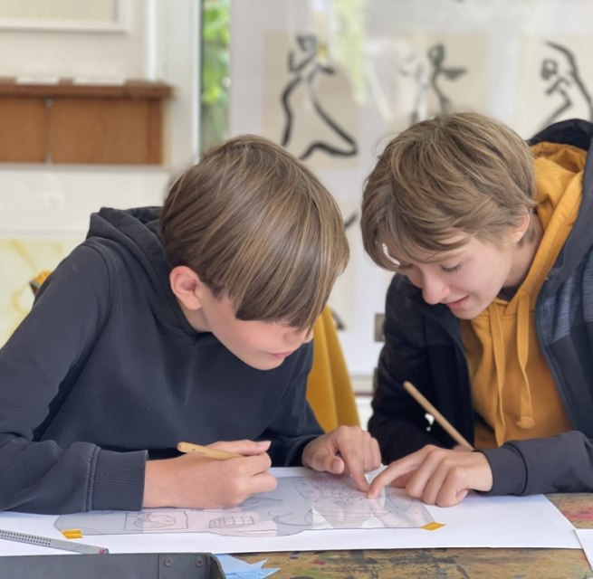 Zwei Kinder erarbeiten gemeinsam eine Kaltnadelradierung. // © Ute Laux Zwei Kinder erarbeiten gemeinsam eine Kaltnadelradierung. // © Ute Laux