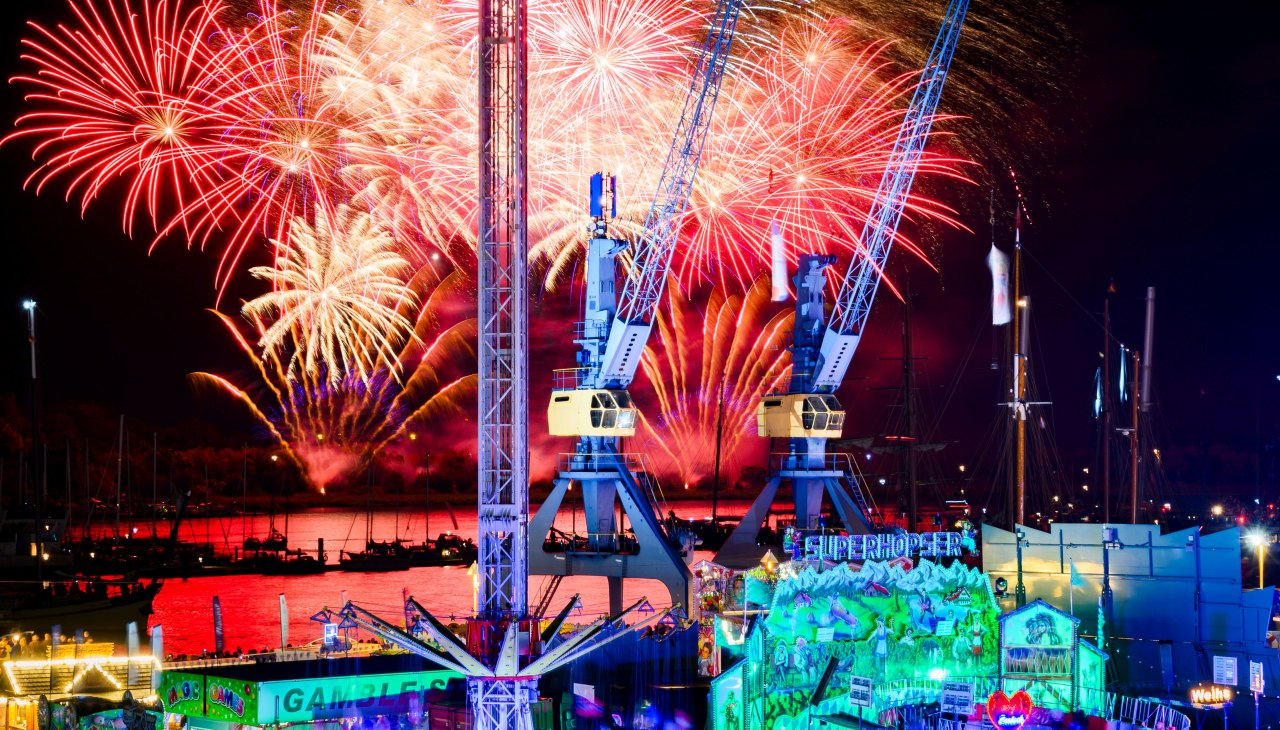 Fajerwerki w porcie miejskim z okazji Hanse Sail, © TZRW, Holger Martens Fajerwerki w porcie miejskim z okazji Hanse Sail, © TZRW, Holger Martens