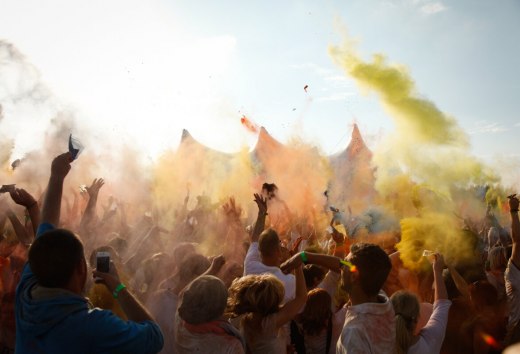 Het Holi Festival met felle kleuren in Rostock, dat oorspronkelijk uit India komt., © TMV/Manthey