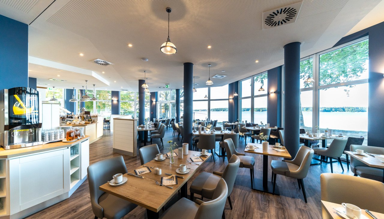 Restauracja śniadaniowa z panoramicznym widokiem na Müritz, © DOMUSimages Restauracja śniadaniowa z panoramicznym widokiem na Müritz, © DOMUSimages