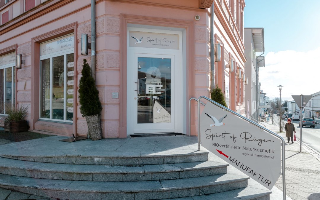 Ingang op de hoek van de Hauptstraße en de Hafenstraße, © Spirit of Rügen GmbH