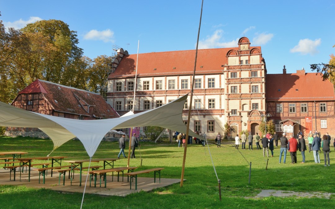 The courtyard of Gadebusch Castle during an event., © Tourismusverband Mecklenburg-Schwerin e.V.