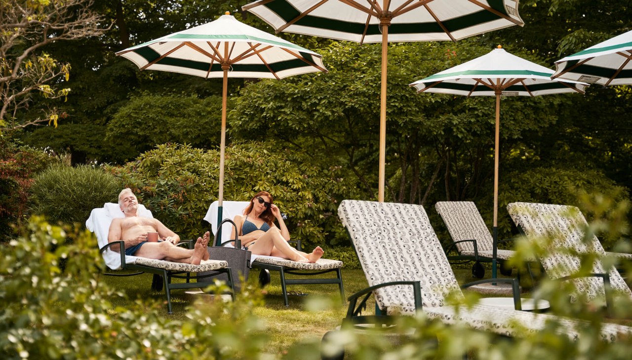paar-im-garten-auf-sonnenliegen-lesend-totale-strandidyll-heringsdorf, &copy; DSR Hotel Holding