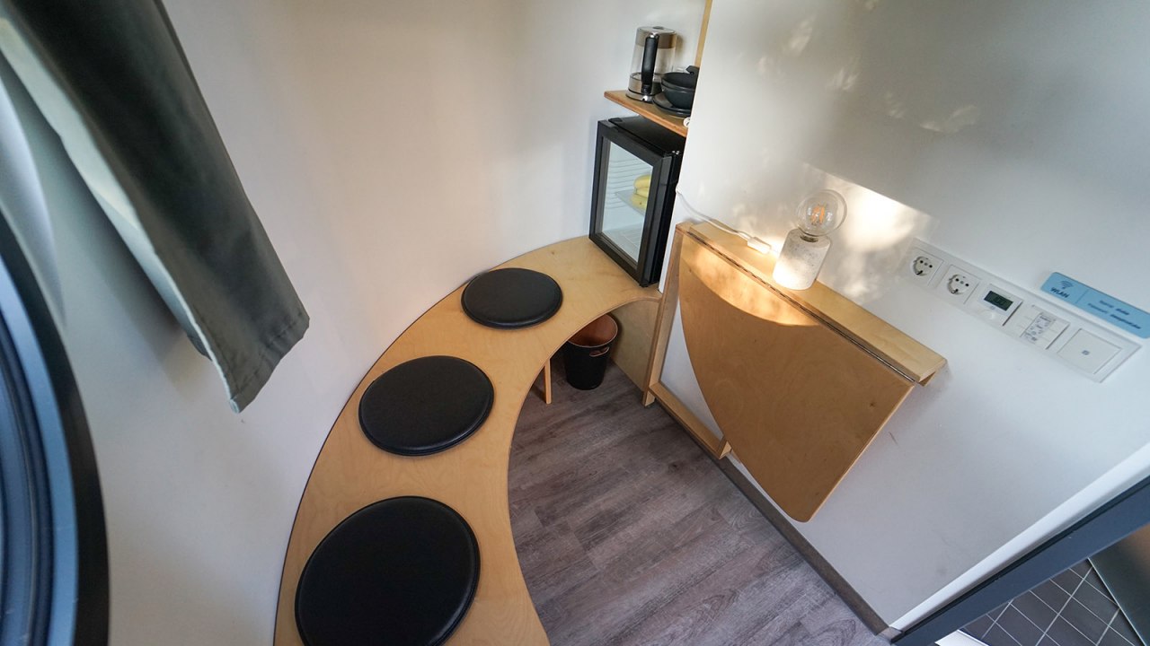 Lounge in de cabine met drie zitplaatsen, &copy; slube