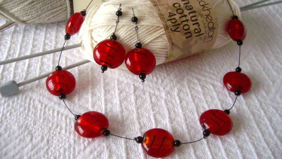 Kolczyki i naszyjnik z czerwonymi i czarnymi szklanymi koralikami, © Steffi Grützmacher
