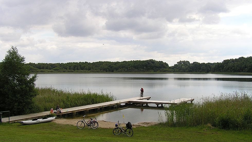 Footbridge by the lake // © Biohof Donst Footbridge by the lake // © Biohof Donst