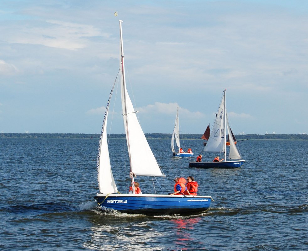 Dinghy sailing course at Fischländer sailing school // © Fischländer Segelschule Dinghy sailing course at Fischländer sailing school // © Fischländer Segelschule