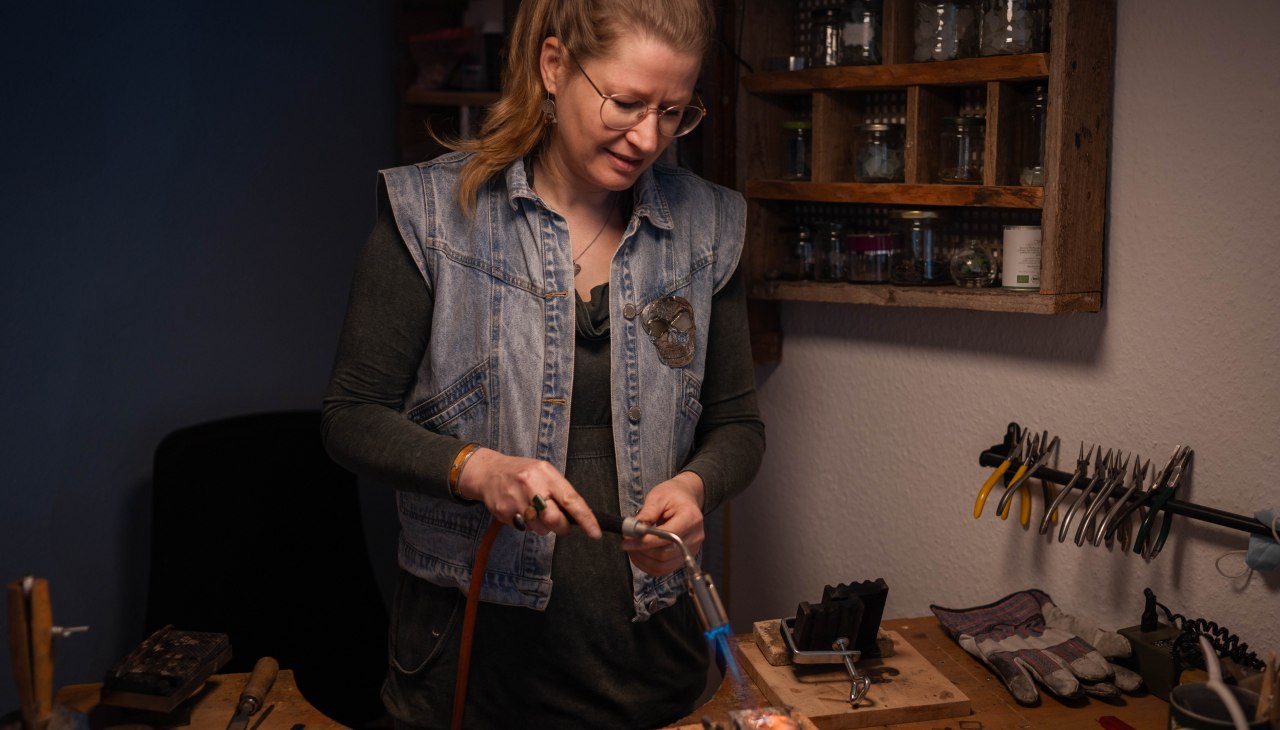 Herontwerp van sieraden: Ik smelt je oude goud om en maak een nieuw sieraad voor je., © Jessica Bröckl Herontwerp van sieraden: Ik smelt je oude goud om en maak een nieuw sieraad voor je., © Jessica Bröckl