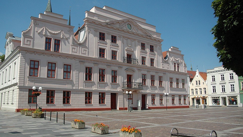 Het stadhuis van Güstrow met zijn classicistische gevel, © Christoph Nahr
