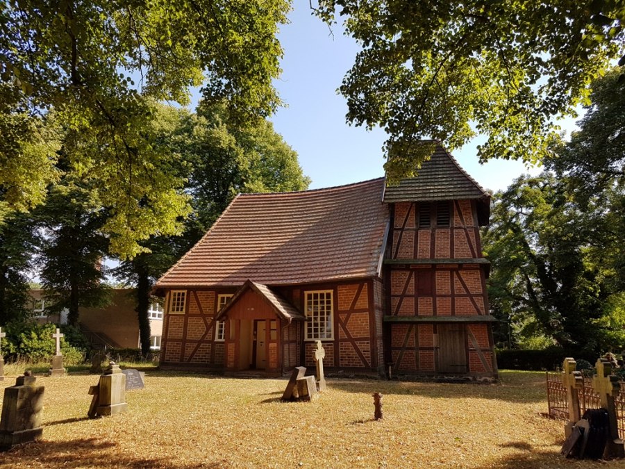 De dorpskerk in Matzlow met zijn karakteristieke klokkentoren., © Foto: Lewitz e.V.