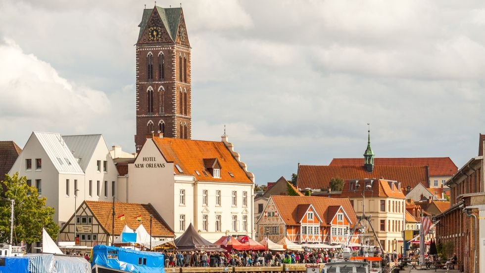 Alleen de 80 meter hoge kerktoren is bewaard gebleven als herkenningspunt en symbool van het meer dat van verre zichtbaar is. // © TZ Wismar, Alexander Rudolph Alleen de 80 meter hoge kerktoren is bewaard gebleven als herkenningspunt en symbool van het meer dat van verre zichtbaar is. // © TZ Wismar, Alexander Rudolph